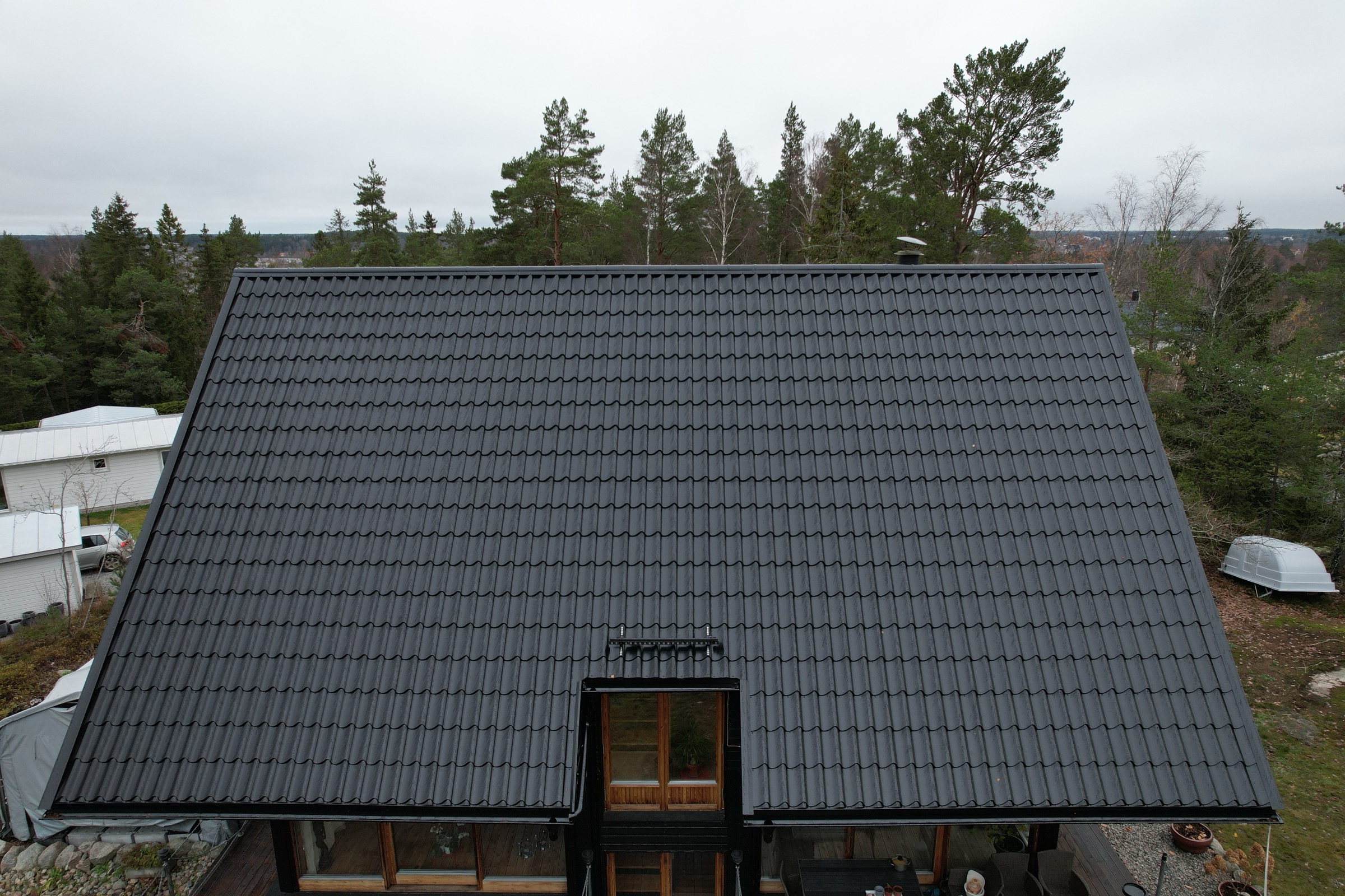 Plegel takplåt — drönarvy över helt nytt svart Plegel-tak monterat av Arbetslag Bygg