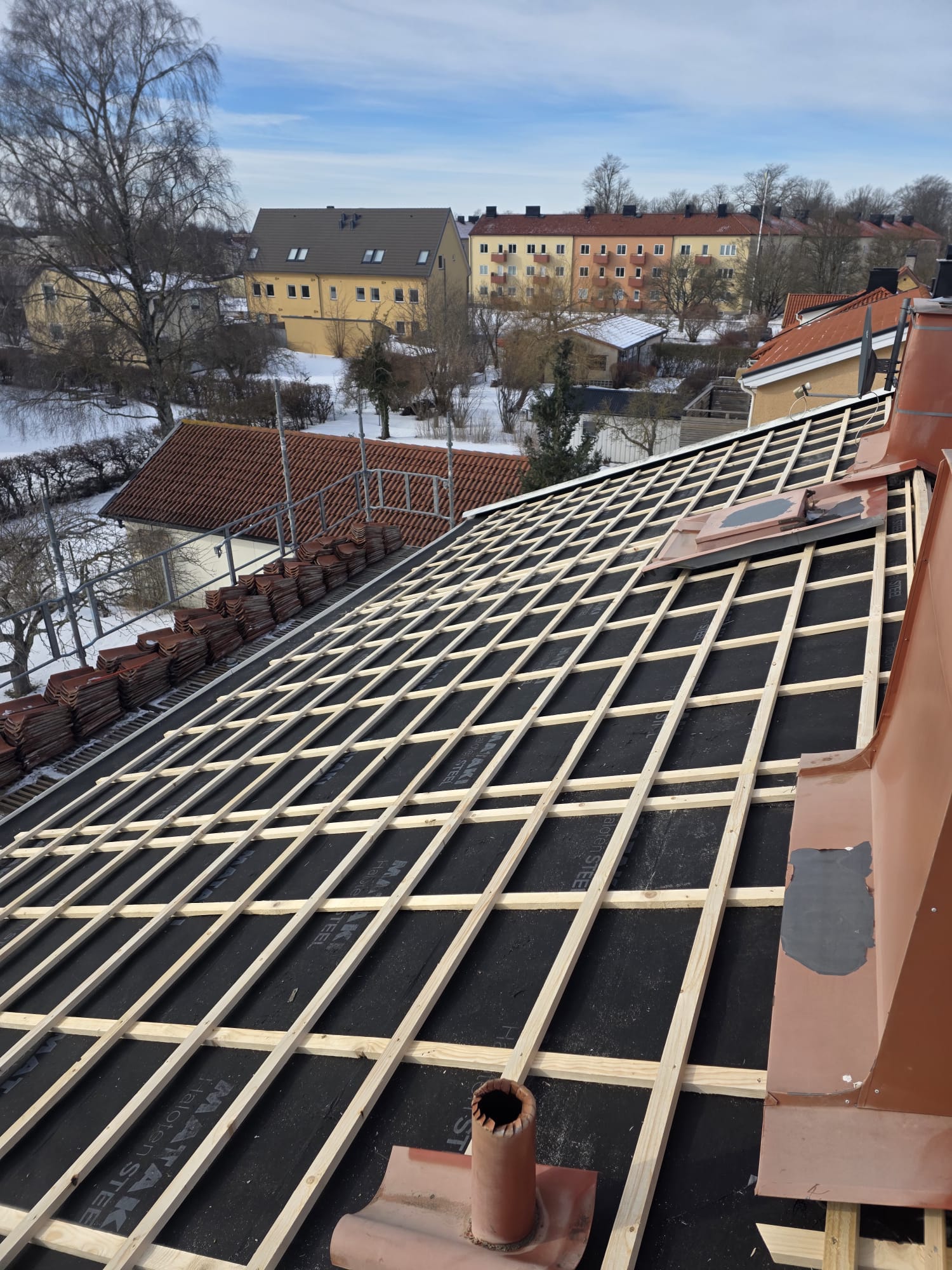 Byte av papp och läkt i Visby