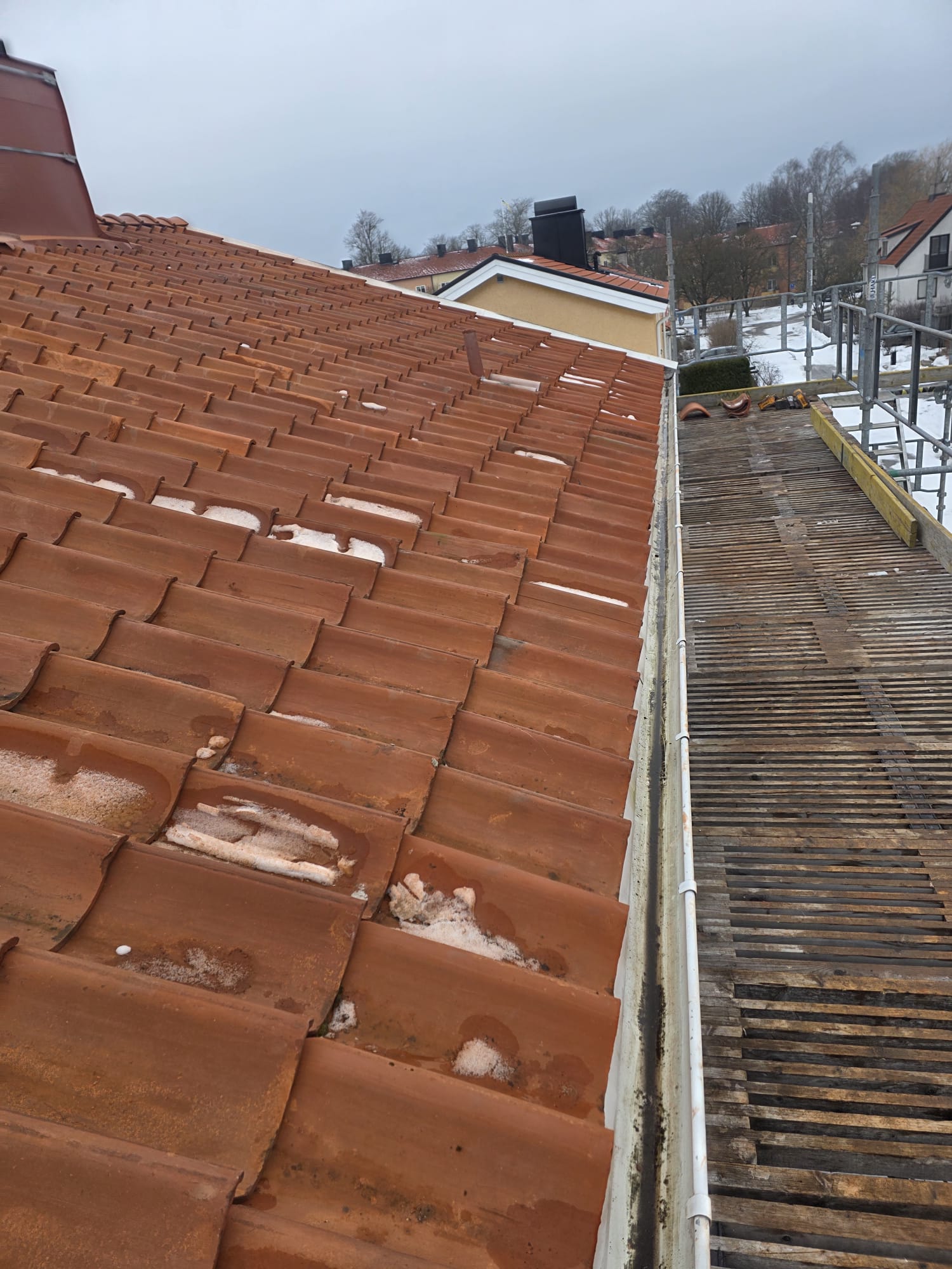 Detaljvy av nockpannor och plåtbeslag efter takrenovering i Visby
