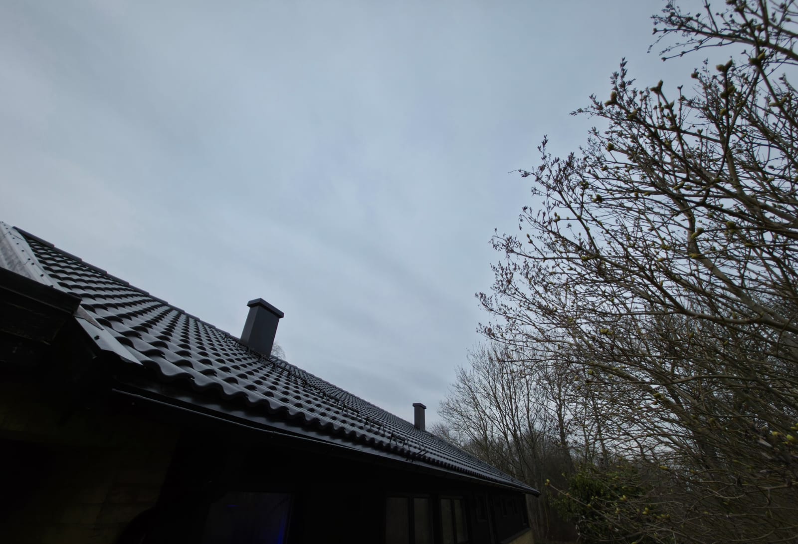 Innergård med ny svart fasad efter renoveringen i Lund