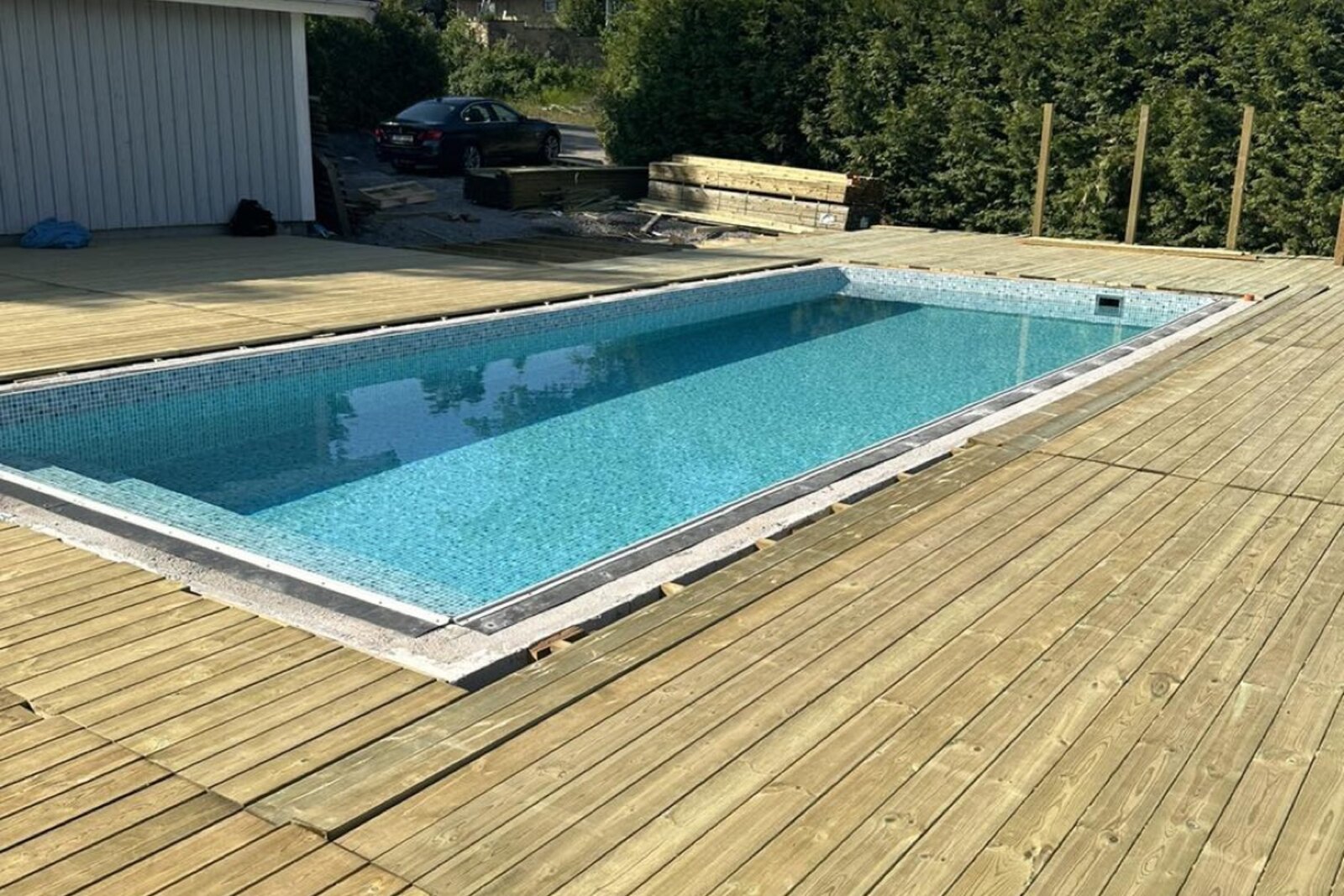 Nybyggt trädäck runt en pool, utfört av Arbetslag Bygg