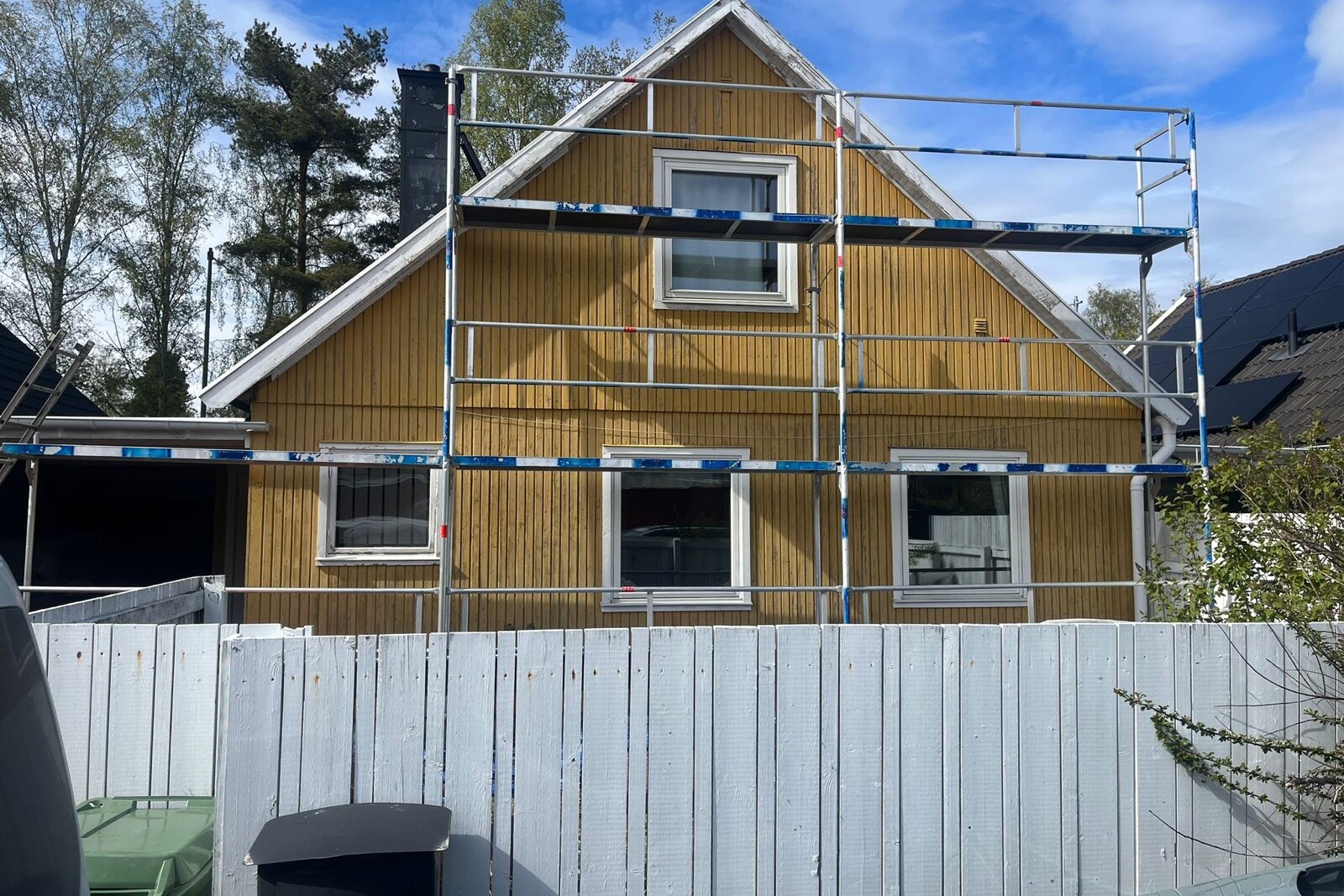 Byggställning rest inför fasadputs på ett hus, av Arbetslag Bygg
