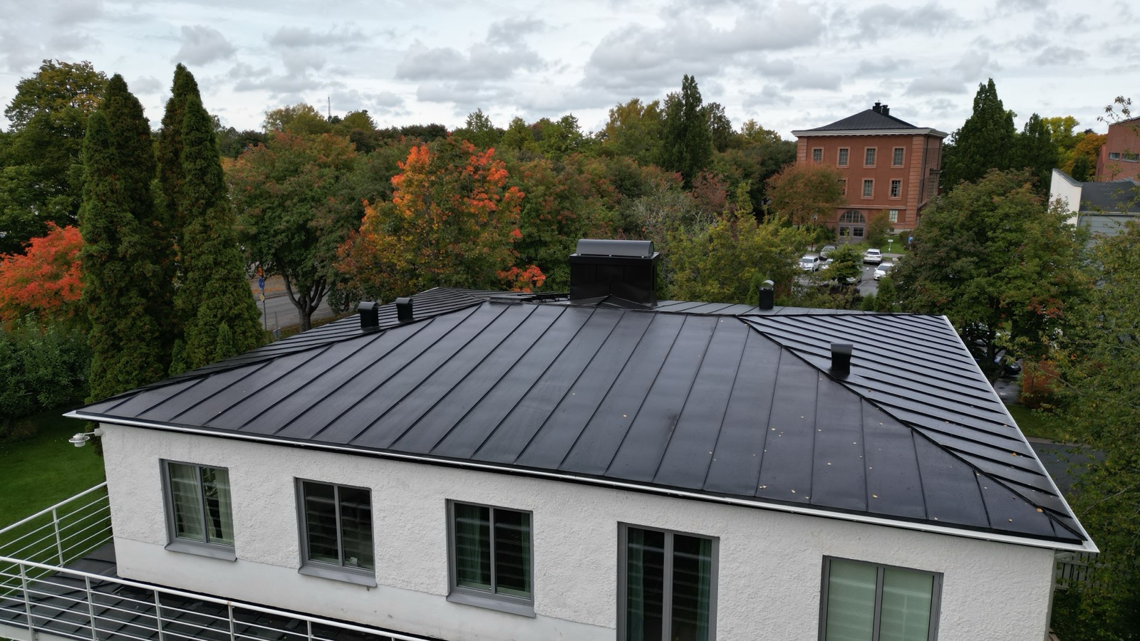 Falsat plåttak utfört av Arbetslag Bygg