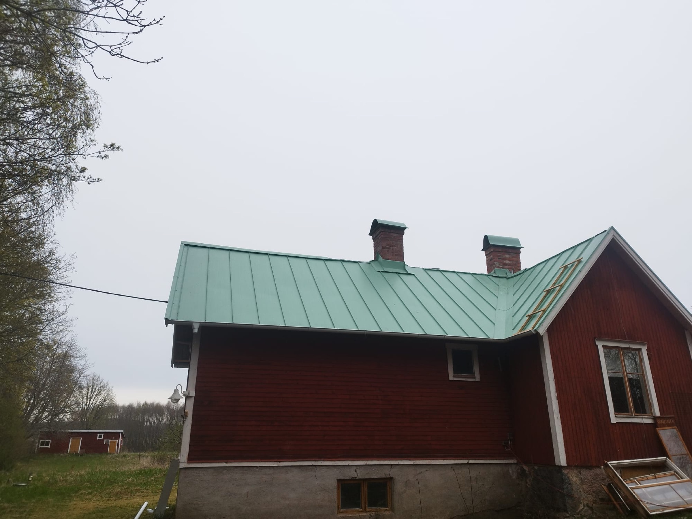 Klickplåtstak med rak, slät profil sett över taknocken, utfört av Arbetslag Bygg