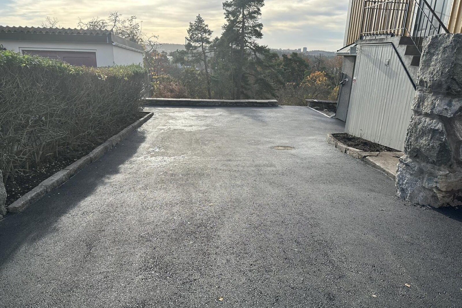 Plattlagd gårdsplan efter markarbete av Arbetslag Bygg