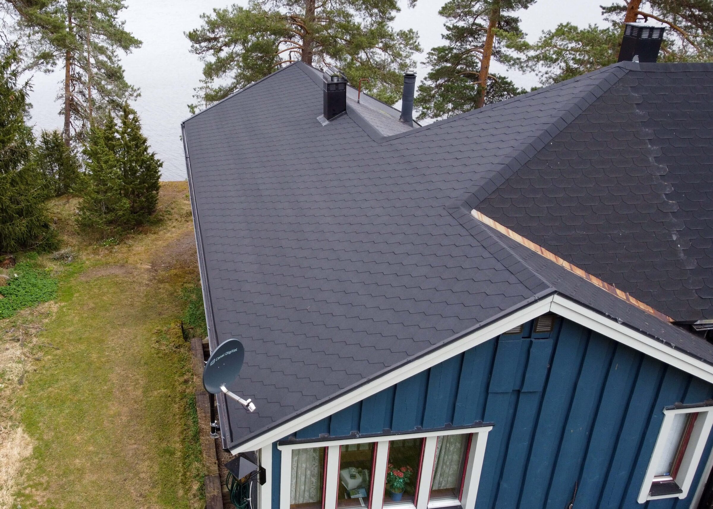 Nytt shingeltak i bitumen lagt av Arbetslag Bygg