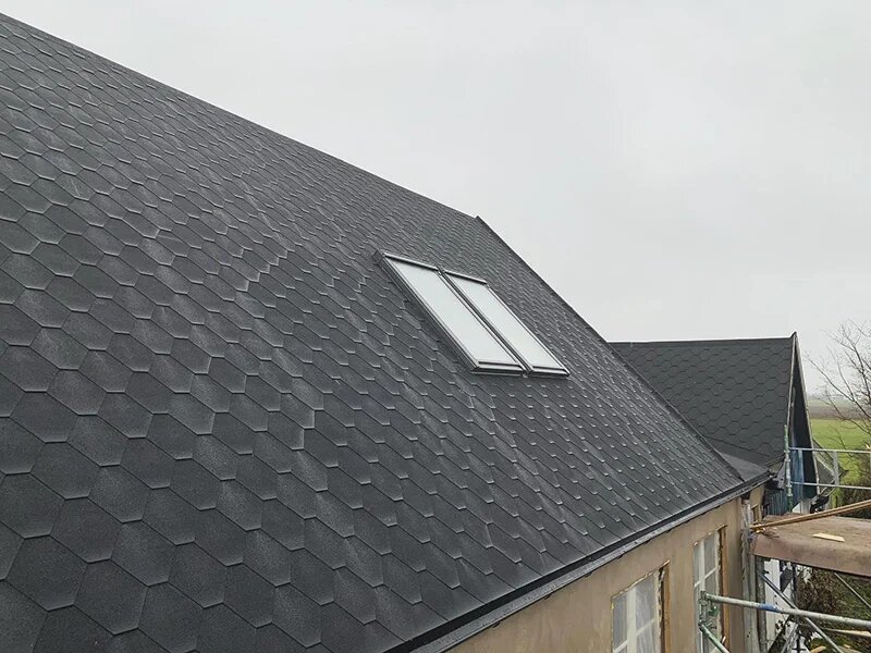 Shingeltak med mönstrad yta sett uppifrån, utfört av Arbetslag Bygg