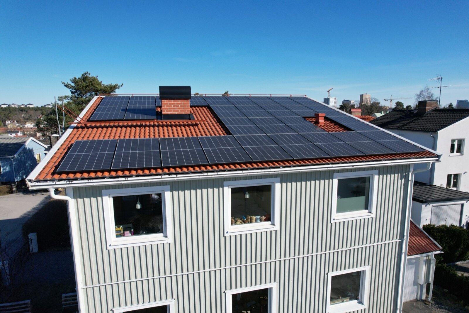 Solcellsanläggning med svarta paneler på ett villatak, installerad av Arbetslag Bygg