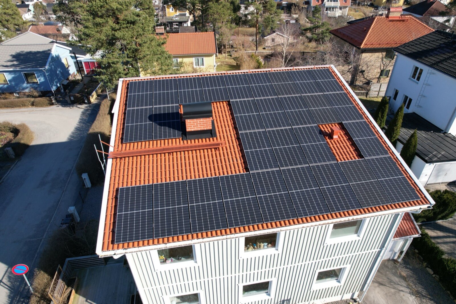 Solceller monterade på tegeltak på en villa, installerade av Arbetslag Bygg