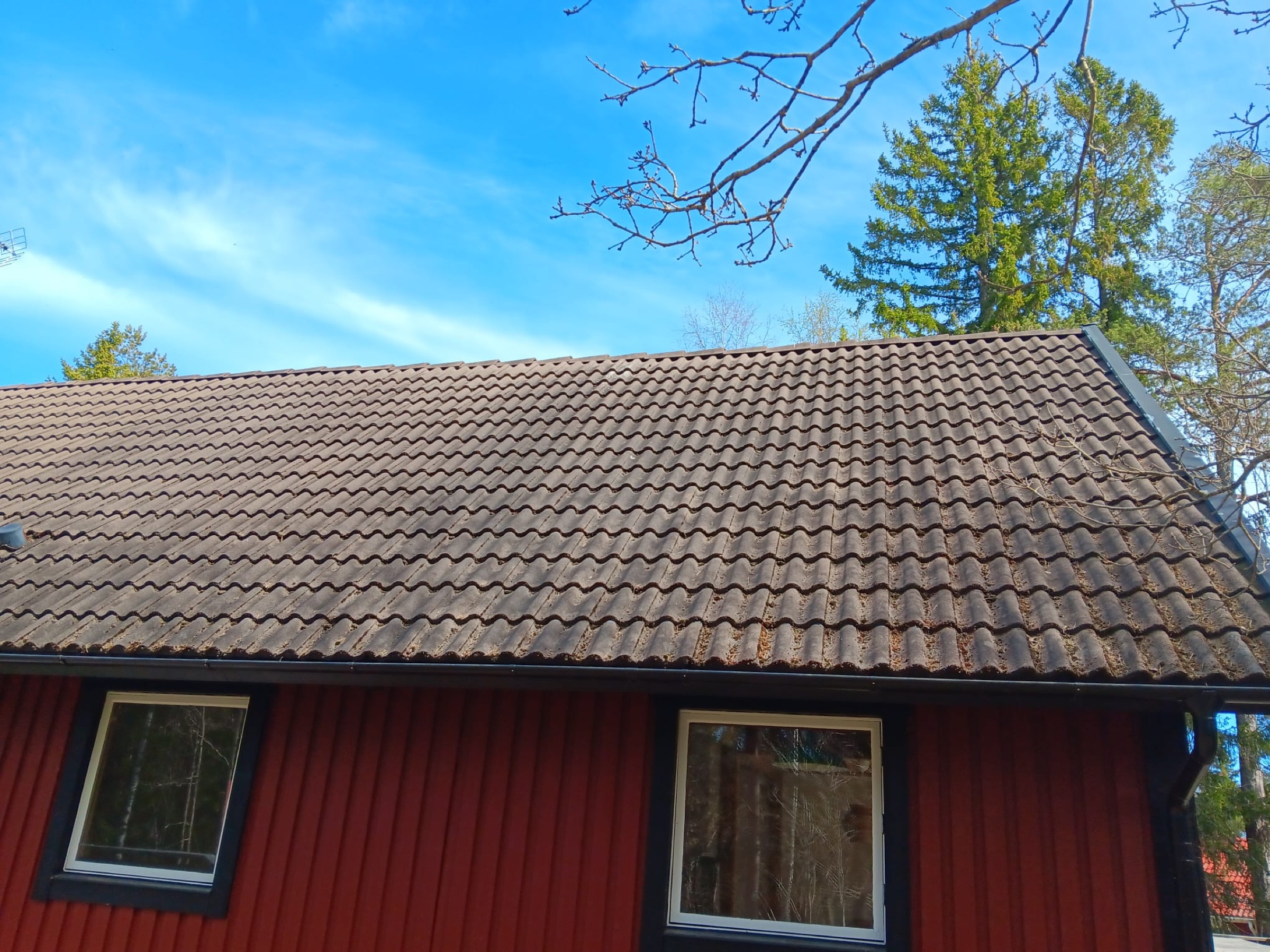 Tak på röd villa inför underhåll, av Arbetslag Bygg