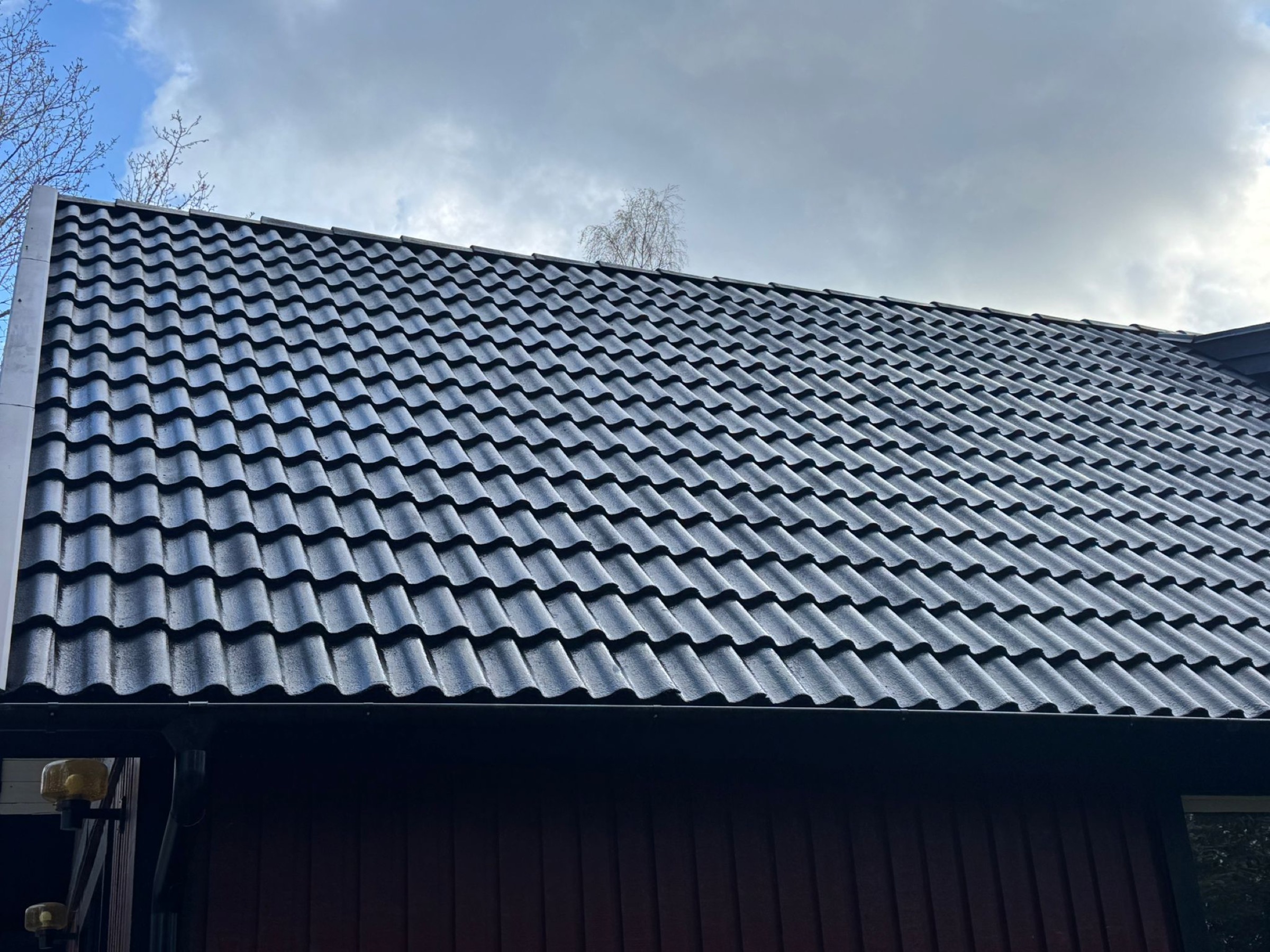 Närbild på rengjorda takpannor efter taktvätt av Arbetslag Bygg